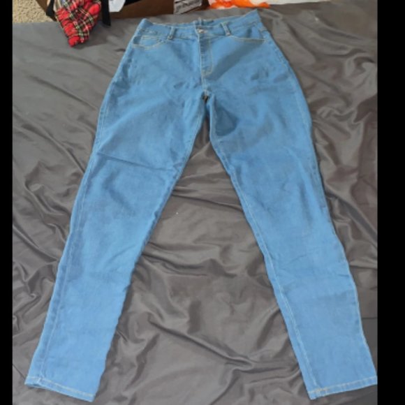 light wash jeans with back zipper - Picture 5 of 5